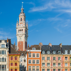 Toits d'immeubles et clocher