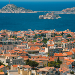 Vue sur des toits et la mer
