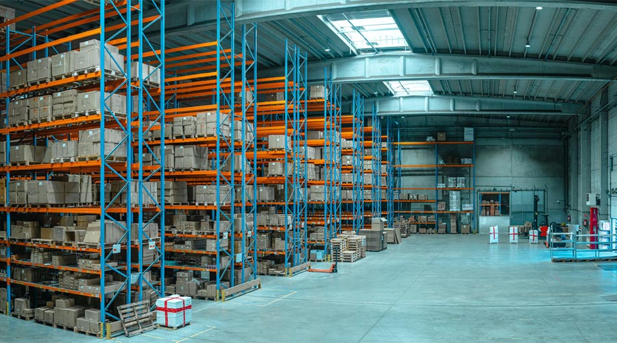 Entrepôt avec emballages de marchandises