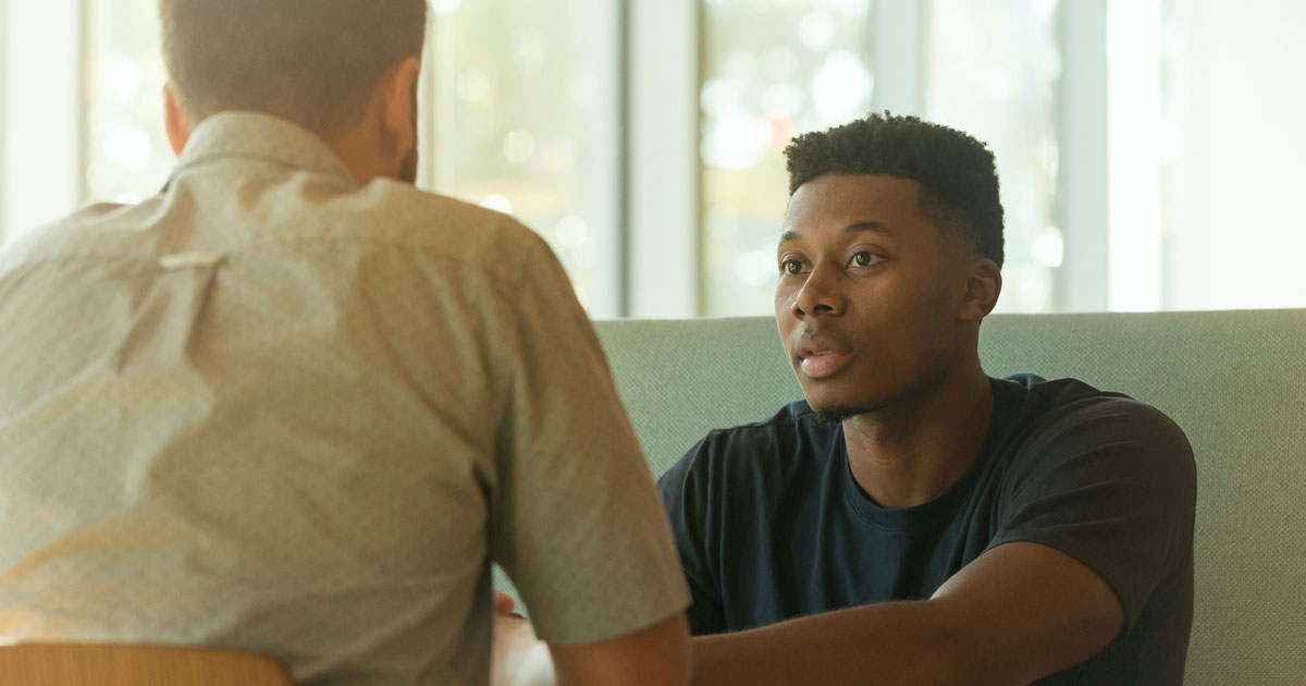 Une jeunes étudiant échange avec son tuteur de son projet