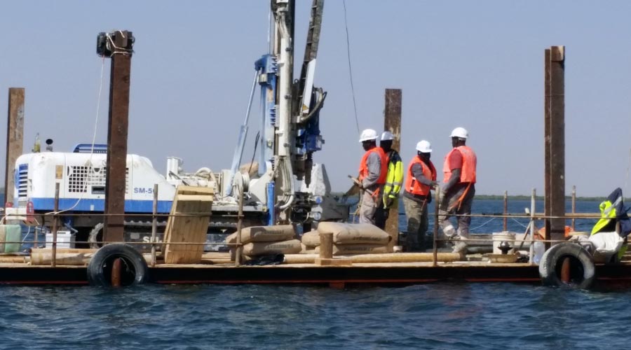 ingénieurs Apave sur des rehaussements de pontons