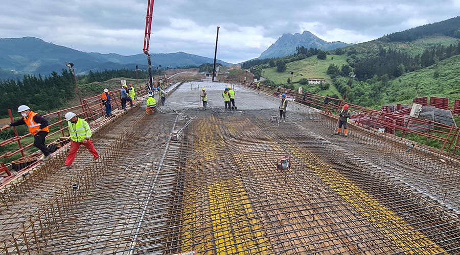 trabajadores en una construcción de viaducto
