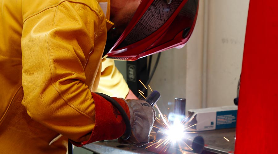 técnico realizando una soldadura con su máscara protectora