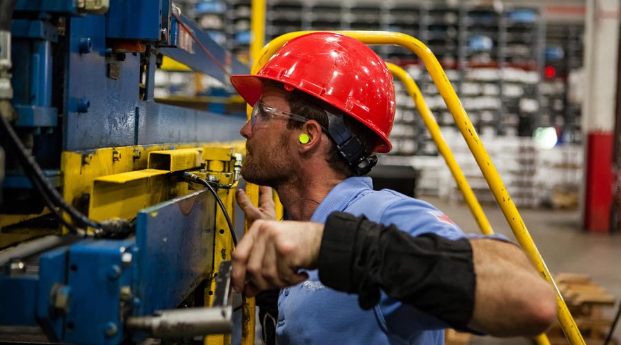 trabajador con equipo de protección en una fábrica