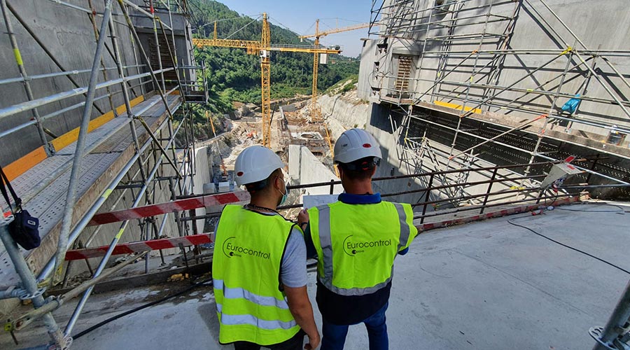 trabalhadores que controlam os riscos
