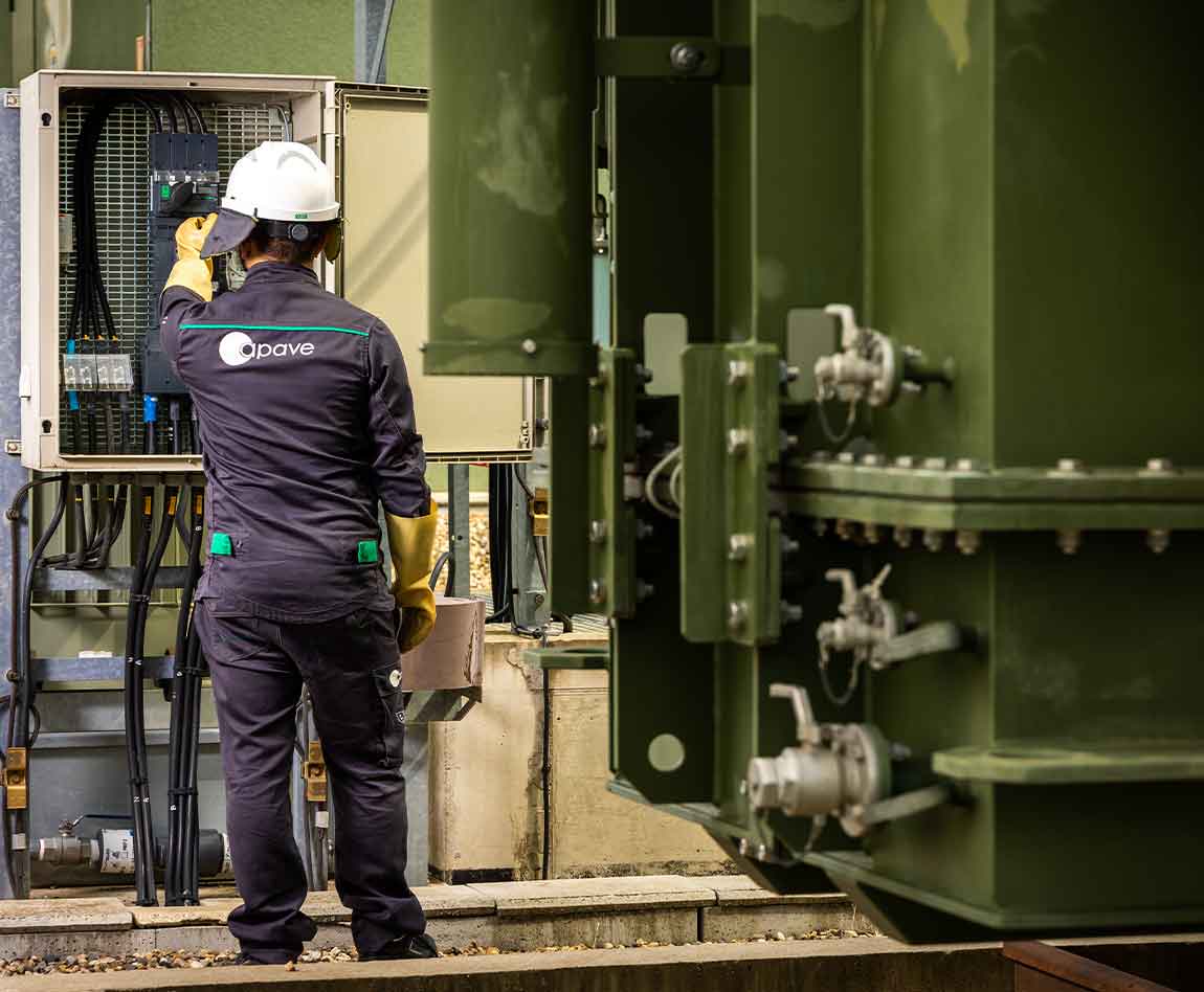 Un collaborateur Apave contrôle la conformité d'un tableau électrique