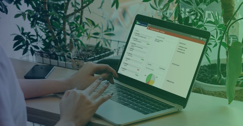 Une femme devant un ordinateur avec la solution digitale Pilot Santé Sécurité