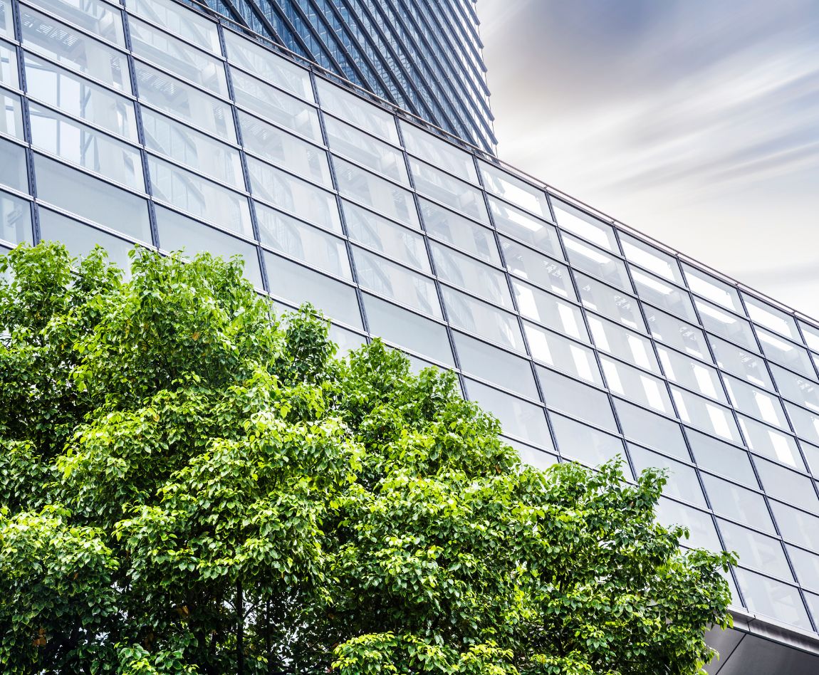 Un bâtiment avec des arbres devant
