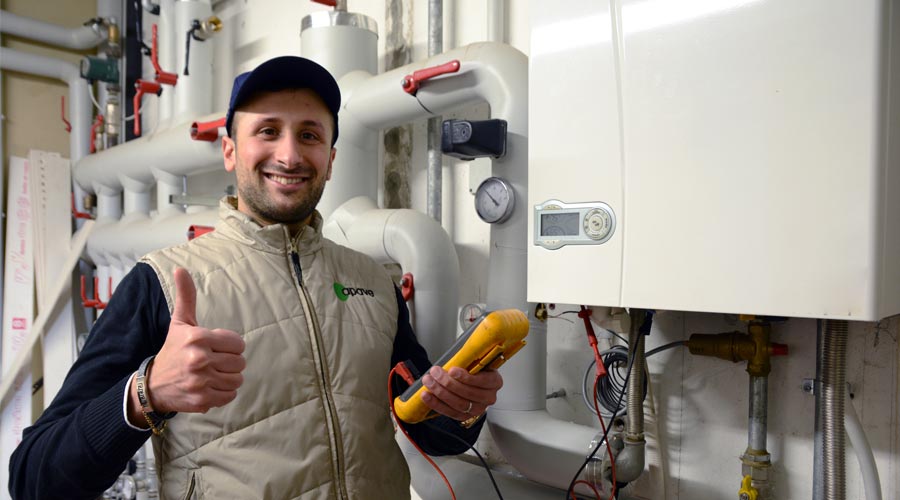 tecnico che lavora davanti a un quadro elettrico