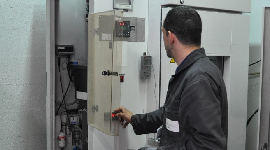 Un technicien de maintenance travaillant sur une enceinte climatique