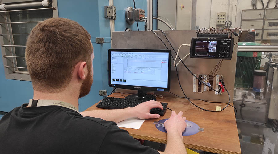 Technicien travaillant sur son ordinateur