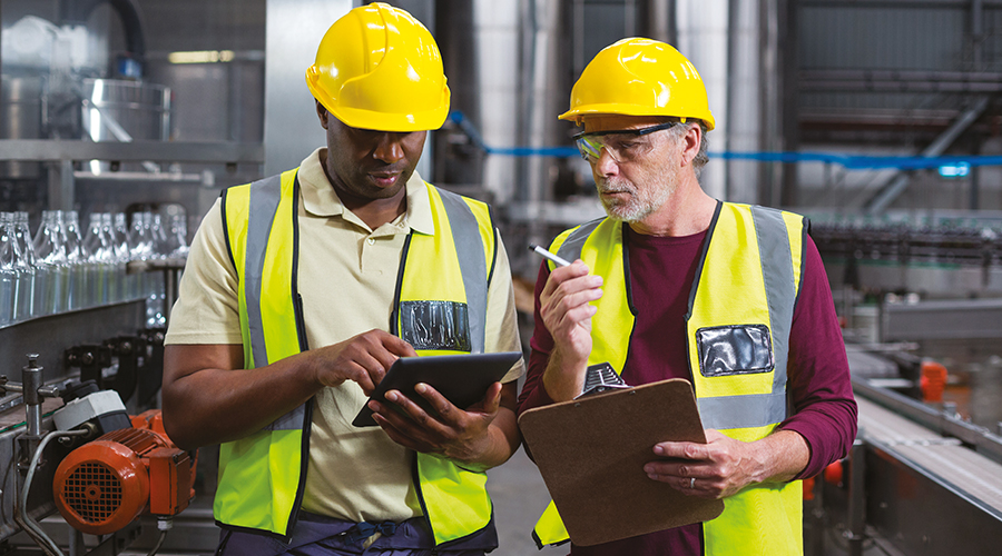 2 hommes dans un bâtiment industriel