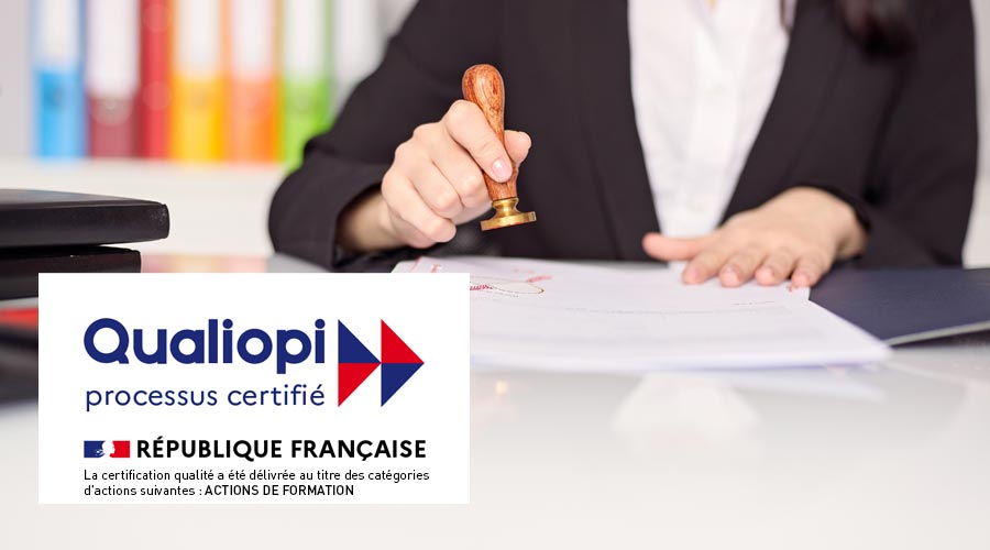 Femme apposant un tampon dans le cadre de la certification Qualiopi