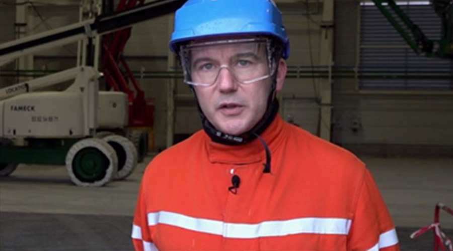 Employé Apave avec casque bleu
