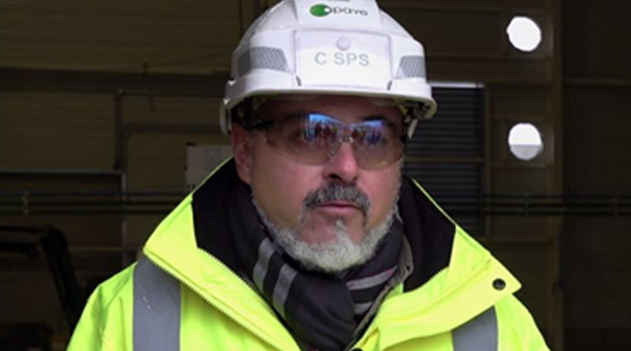"Employé Apave avec casque blanc"
