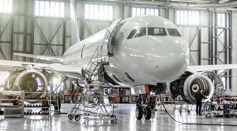 Un avion en train d'être contrôlé dans un hangar