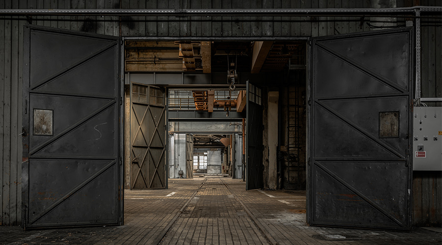 vieil hangar sombre
